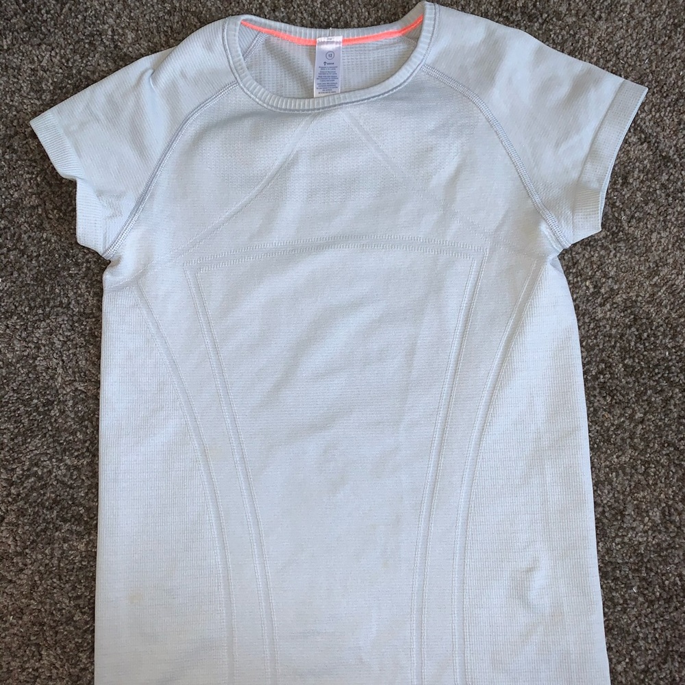 IVIVVA/LULULEMON girls tight workout top.